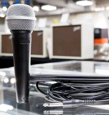 Shure - SV100-WA Handheld Dynamic Cardioid Microphone with On-Off Switch and Accessories 2